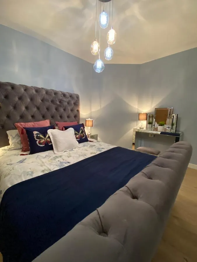 Appartamento Lovely 3 Bed With Jacuzzi, Close To Airport, Driveway, Wifi Edimburgo