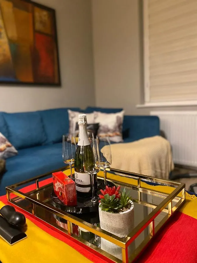Lovely 3 Bed With Jacuzzi, Close To Airport, Driveway, Wifi Edimburgo 0*,  Regno Unito