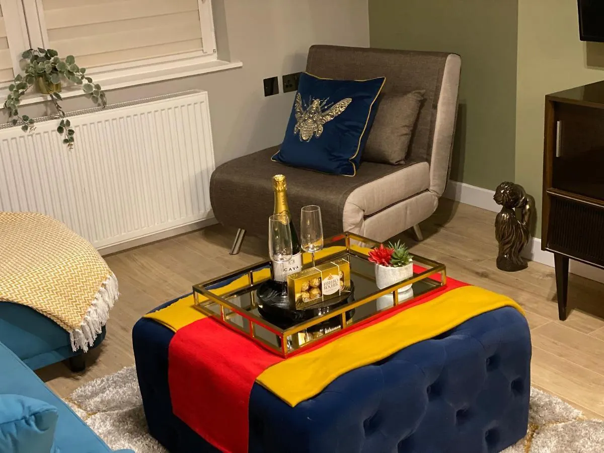 Lovely 3 Bed With Jacuzzi, Close To Airport, Driveway, Wifi Edimburgo