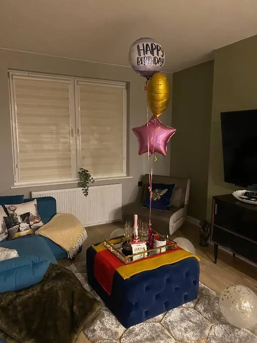 Lovely 3 Bed With Jacuzzi, Close To Airport, Driveway, Wifi Edimburgo