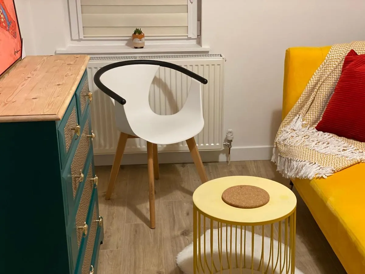 Lovely 3 Bed With Jacuzzi, Close To Airport, Driveway, Wifi Edimburgo 0*,  Regno Unito