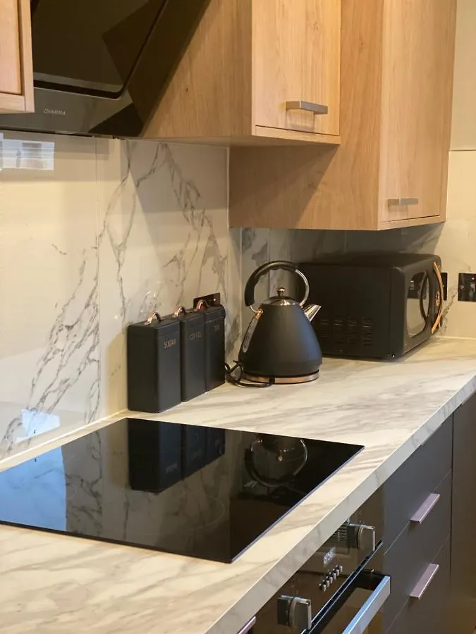 Appartamento Lovely 3 Bed With Jacuzzi, Close To Airport, Driveway, Wifi Edimburgo Regno Unito