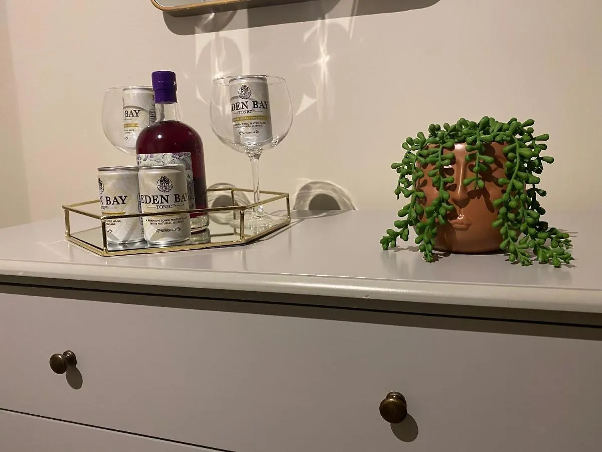 Appartamento Lovely 3 Bed With Jacuzzi, Close To Airport, Driveway, Wifi Edimburgo