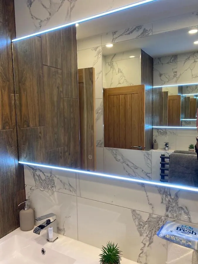 Lovely 3 Bed With Jacuzzi, Close To Airport, Driveway, Wifi Edimburgo Regno Unito