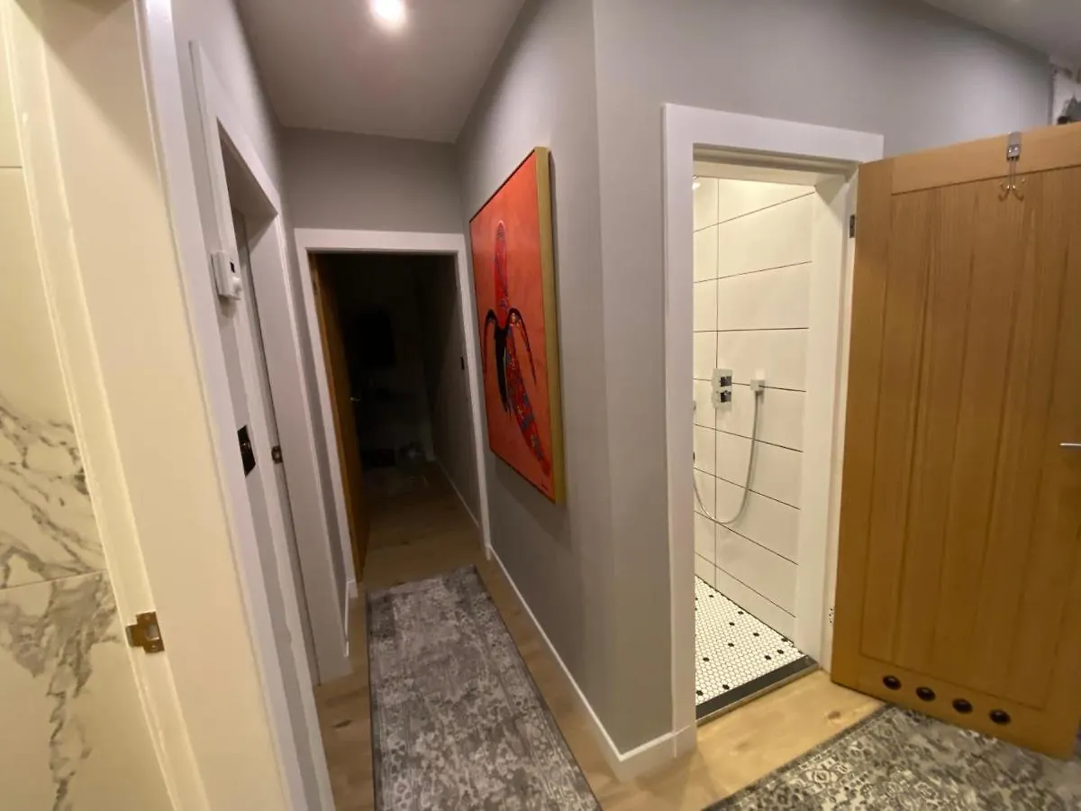 Lovely 3 Bed With Jacuzzi, Close To Airport, Driveway, Wifi Edimburgo 0*,