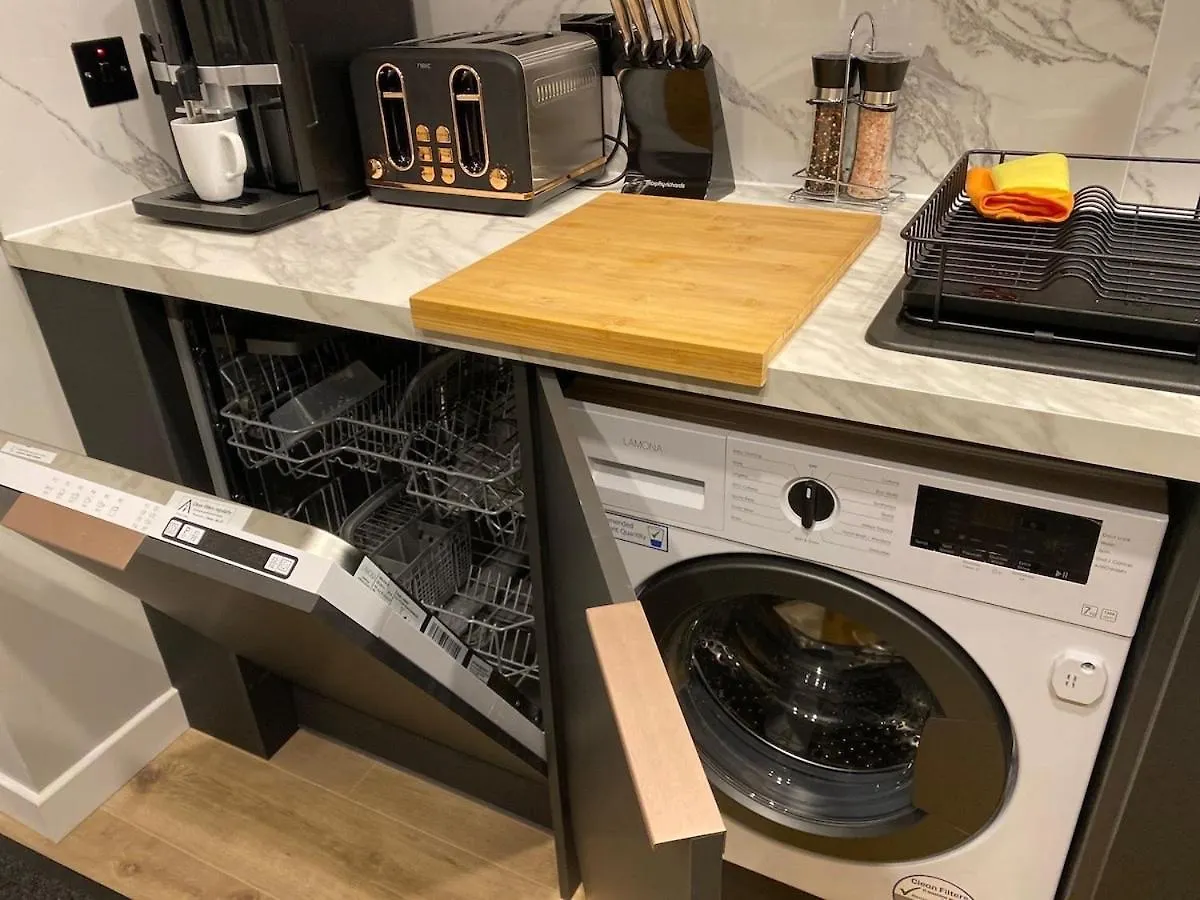 Lovely 3 Bed With Jacuzzi, Close To Airport, Driveway, Wifi Edimburgo
