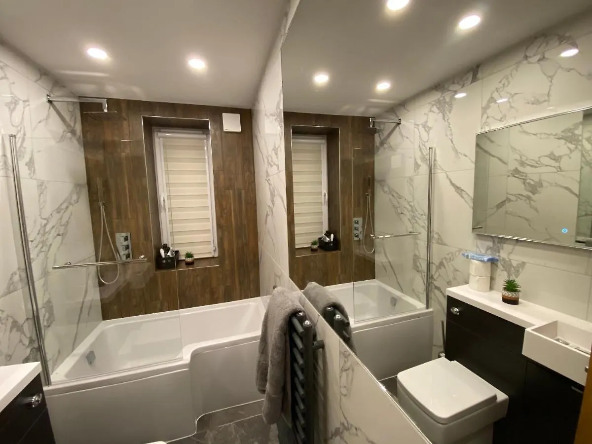 Lovely 3 Bed With Jacuzzi, Close To Airport, Driveway, Wifi Edimburgo Appartamento