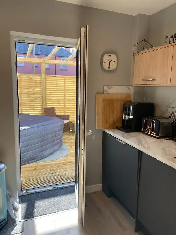 Lovely 3 Bed With Jacuzzi, Close To Airport, Driveway, Wifi Edimburgo 0*,