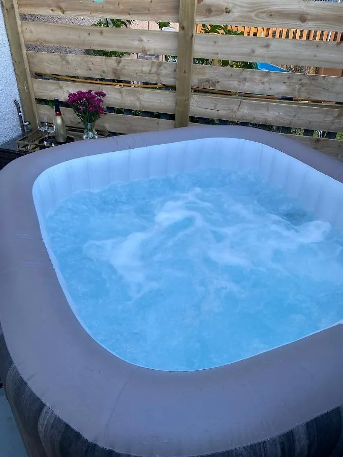 Lovely 3 Bed With Jacuzzi, Close To Airport, Driveway, Wifi Edimburgo 0*,
