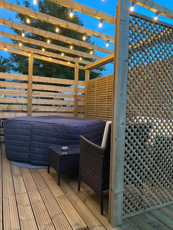 Lovely 3 Bed With Jacuzzi, Close To Airport, Driveway, Wifi Edimburgo