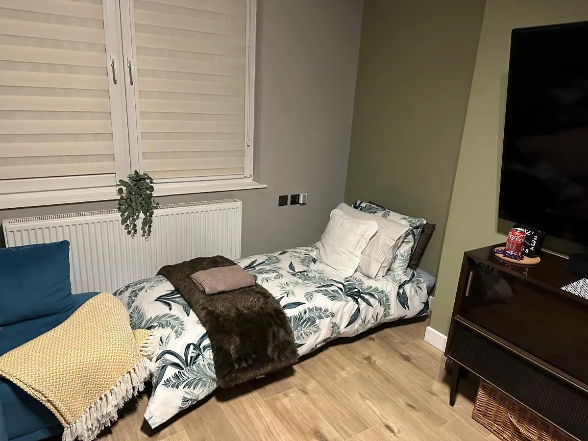 Appartamento Lovely 3 Bed With Jacuzzi, Close To Airport, Driveway, Wifi Edimburgo Regno Unito