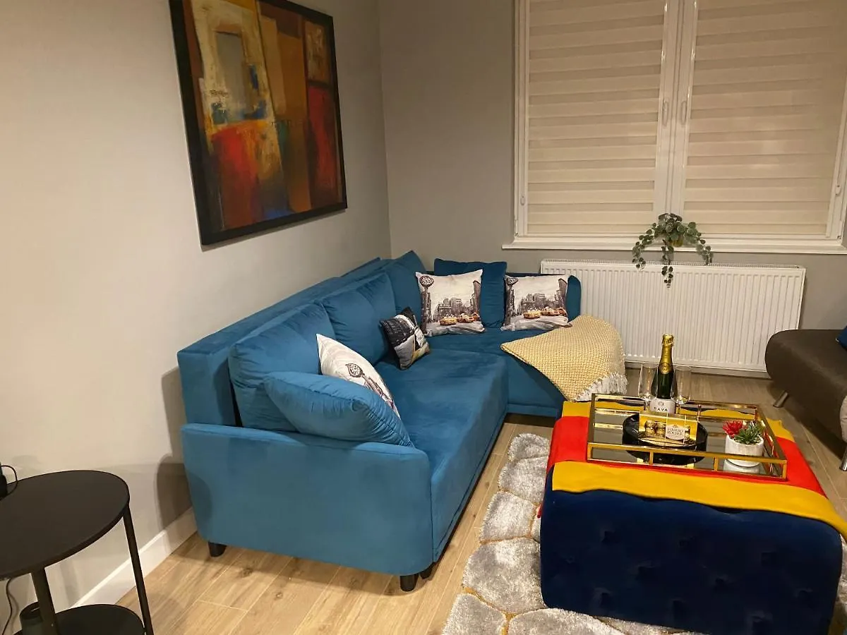 Lovely 3 Bed With Jacuzzi, Close To Airport, Driveway, Wifi Edimburgo