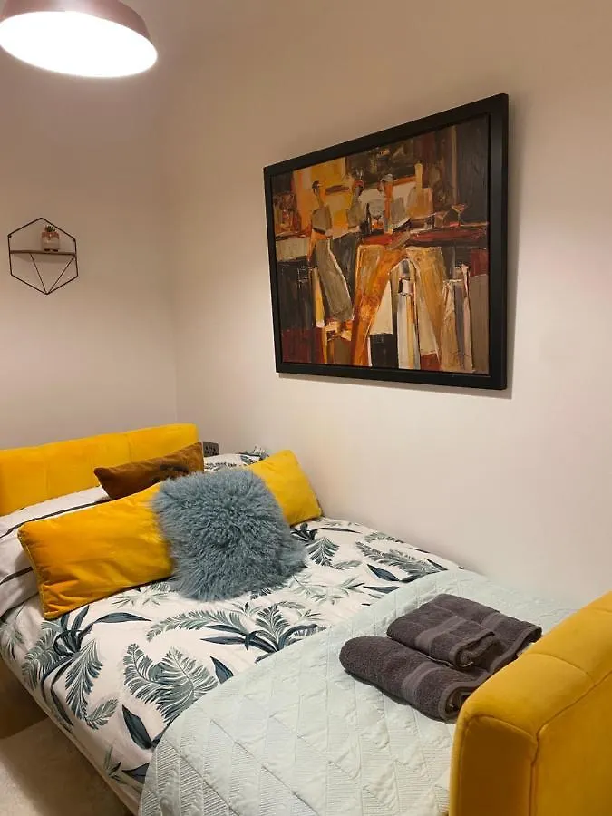 Apartamento Lovely 3 Bed With Jacuzzi, Close To Airport, Driveway, Wifi Edimburgo Reino Unido