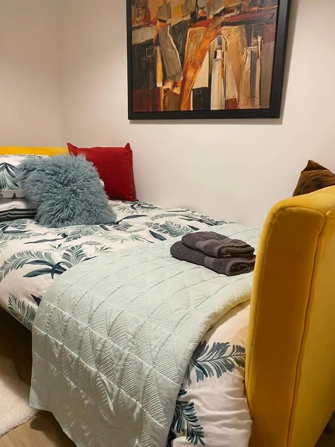 Lovely 3 Bed With Jacuzzi, Close To Airport, Driveway, Wifi Edimburgo