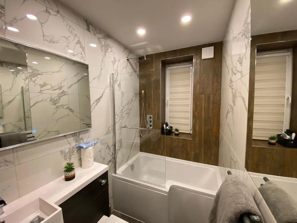 Apartamento Lovely 3 Bed With Jacuzzi, Close To Airport, Driveway, Wifi Edimburgo