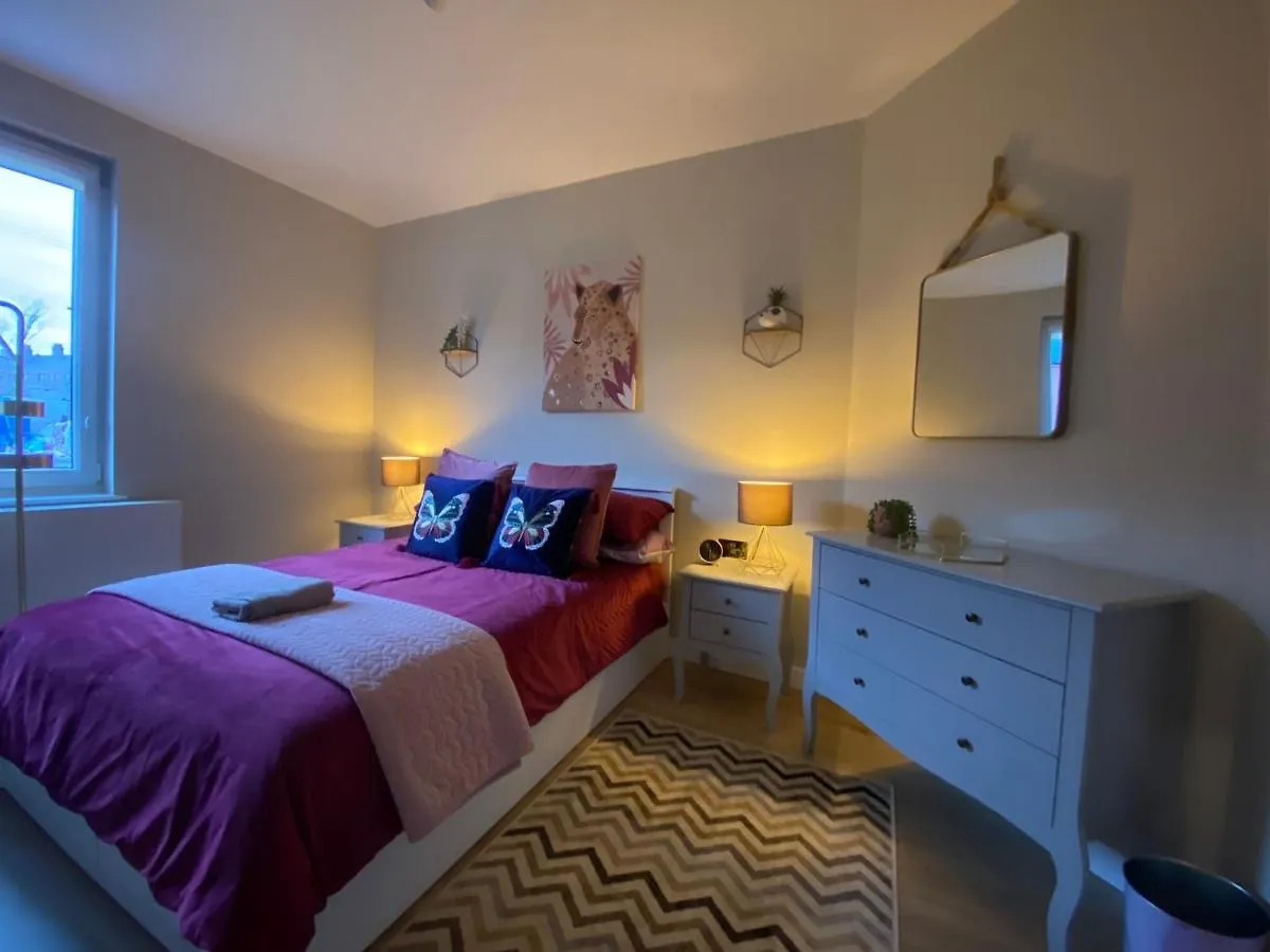Lovely 3 Bed With Jacuzzi, Close To Airport, Driveway, Wifi Edimburgo 0*,  Reino Unido